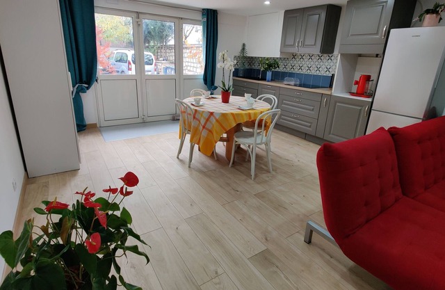 F2 + private parking, 5 people Netflix