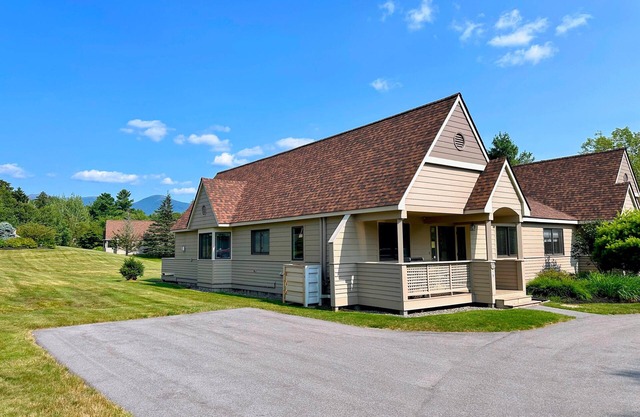 F21 Warm Fairway Village Townhome, mountain views, large lawn, AC! Reliable wifi. So much to do!