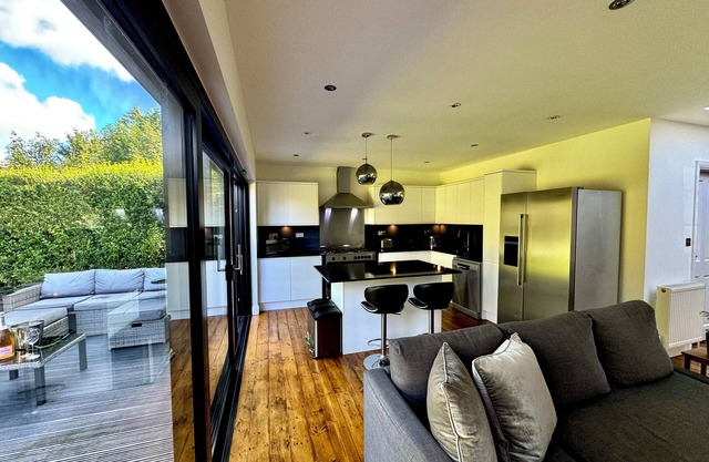 Fabulous 4 bed Art Deco Home near St Albans · Large Garden · Parking · Wi-Fi.