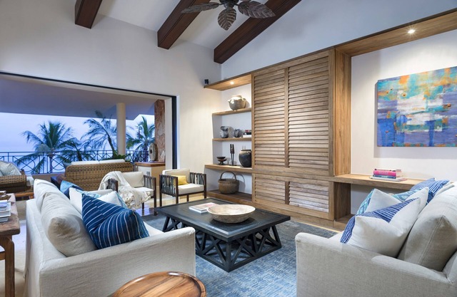 Fabulous Beachfront Penthouse Condo, Premier Golf Membership and Yacht