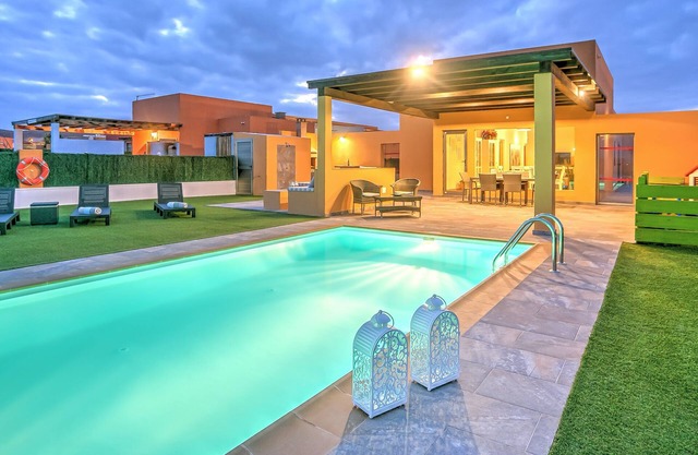 Fabulous! Golf and Sea Views Climatized pool. Wifi. BBQ Caleta de Fuste.