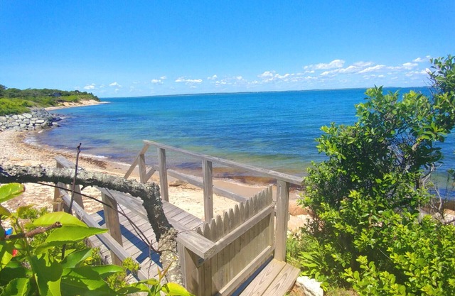 FABULOUS Makonikey OCEANFRONT With Private Beach !Wrap Around Deck, Pets Ok, A/C