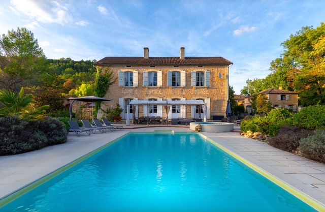 Fabulous Manoir in country location, sleeps 12, heated private pool, free WiFi