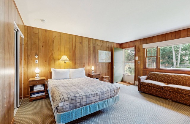 Fabulous studio suite just a few steps from the water w/WiFi, bay views