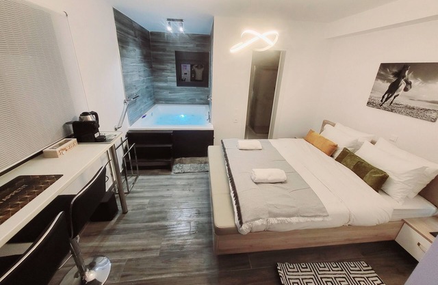 Fabulous Suite: Grand Jacuzzi, King Bed near Acropolis Museum & Metro Sygrou-Fix