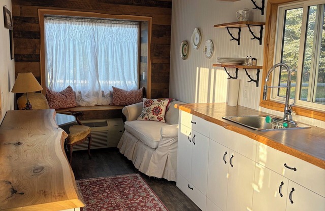 Fabulous Tiny House with a cottage feel in a farm setting, 3min from Armstrong.