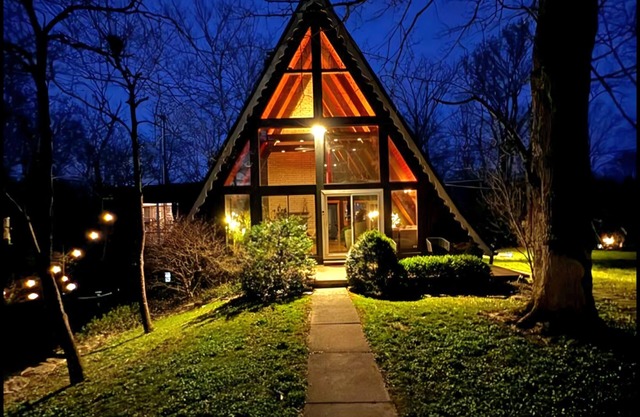 Fairytale A Frame in Cincinnati with hot tub, sauna, and gym. 2 Fenced acres