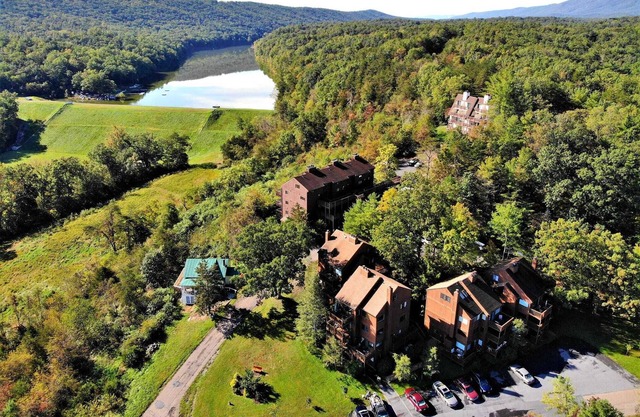 Falcon Nest - 2 BR/2 BA steps away from Lake Laura