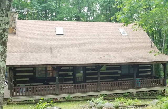 FALL AWAY FERN CABIN - Hand-Hewn Log Cabin w/ Modern Touches