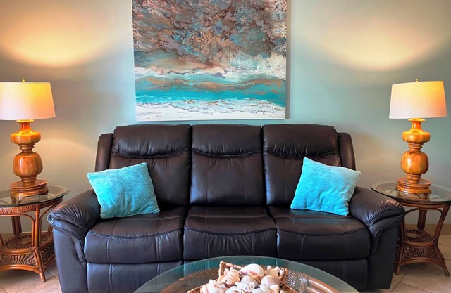 FALL DISCOUNT! GROUND FLOOR-WALK TO VILLAGE SHOPS- CLOSE TO BEACH- DOG FRIENDLY