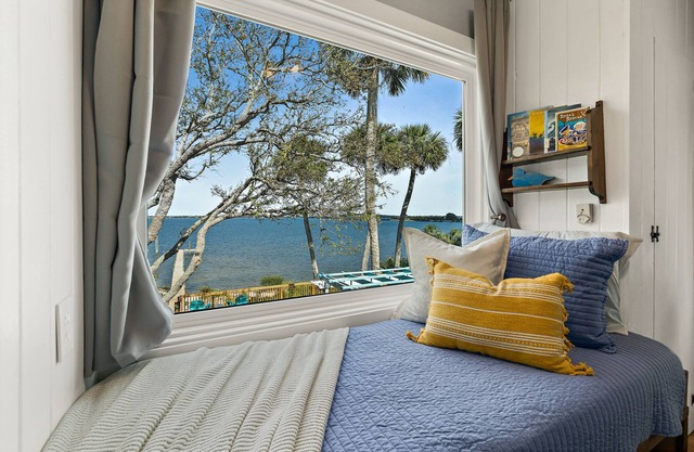 FALL DISCOUNT Riverfront Property - Minutes to BEACH!