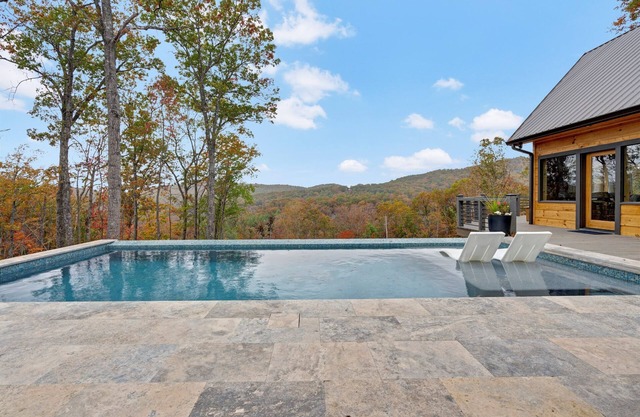 Fall Foliage Views, Heated Pool, Outdoor Kitchen & Fireside Mountain Nights