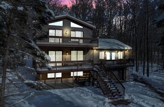 Fall Lake Hideaway – Hot Tub, Fire Pit, Game Room