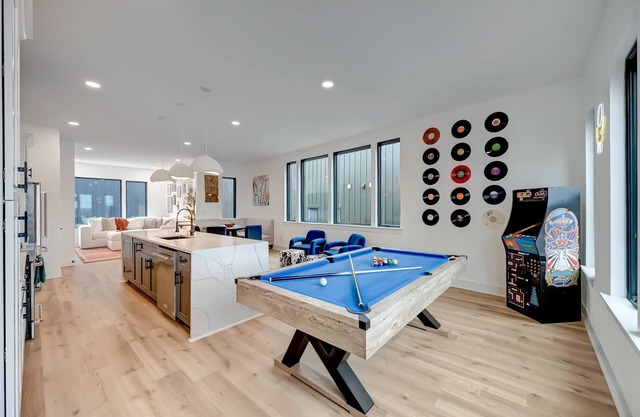 Fall rooftop hot tub, sauna, game zone near Broadway and Geodis Park
