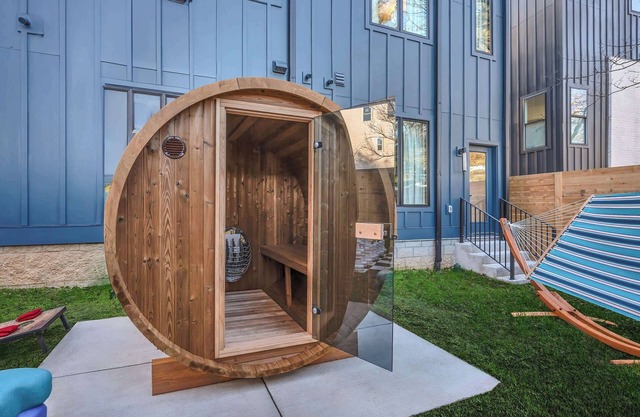 Fall rooftop hot tub, sauna, game room, near Broadway and Geodis Park