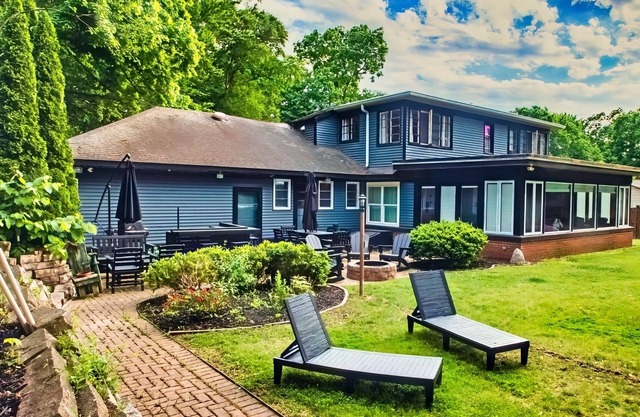 Fall & Winter Specials! nGorgeous Newly Renovated Waterfront 4 BDRM Lake House!