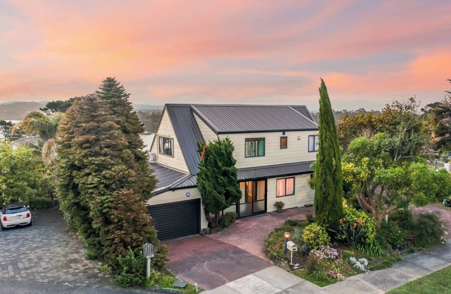Family Sunset Retreat with Sea Views