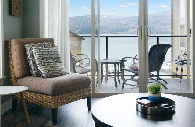 FAMILY and FRIENDS! Lake front condo lake/pool view. TOP 🔝 FLOOR