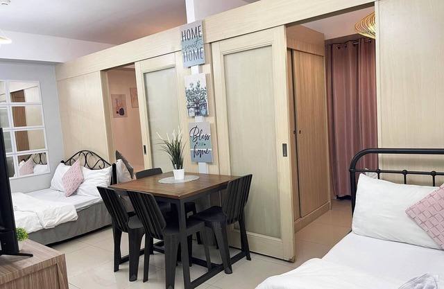 FAMILY/BARKADA 2BR With Balcony MOA fireworks VIEW/10Mins to NAIA