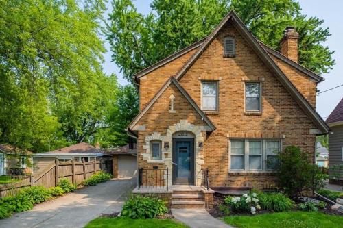 Family Brick House Charm - 4 br 3 bath