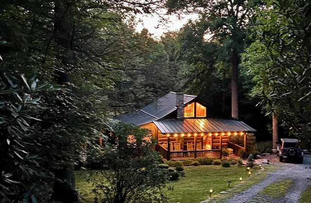 Family Cabin, Hot Tub, Fire Pit, Large Yard & More