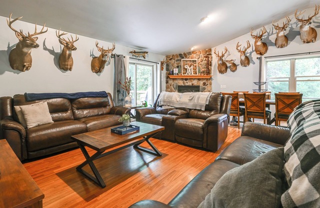 Family Cabin w/Hot Tub: 10 Mi to The Dells!