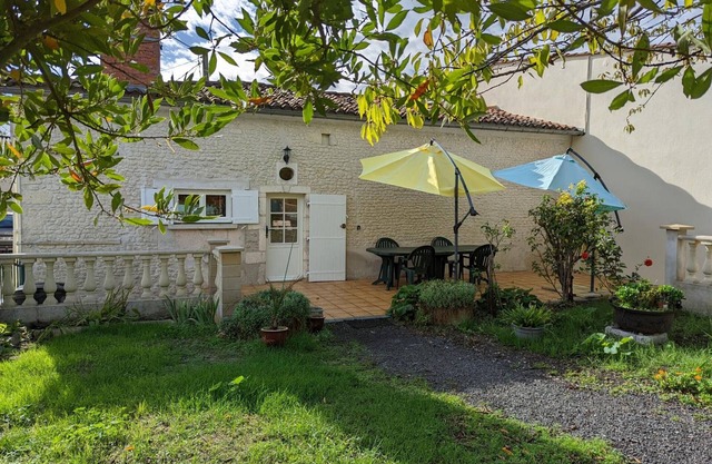 Family cottage with enclosed garden in cognac vineyard