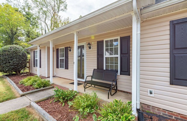 Family & Couples Haven + King Suite+ Fence & Firepit Near Lake Norman State Park