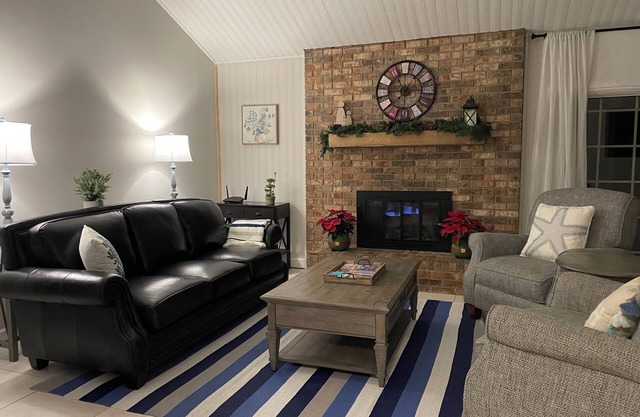 Family friendly 3 bed 2 bath a short drive to the prettiest beach in NW Florida