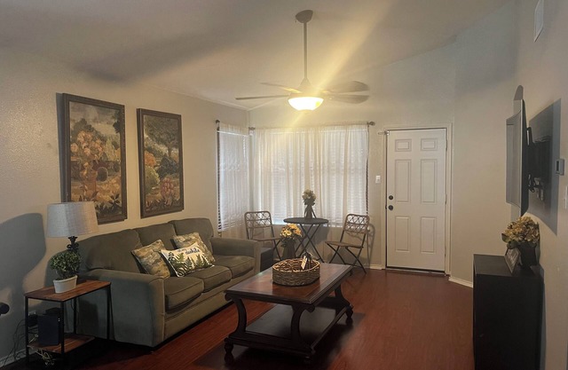 Family-Friendly 2Bedroom/2Bathroom Getaway Close to Theme Parks, UTSA, & Dining.