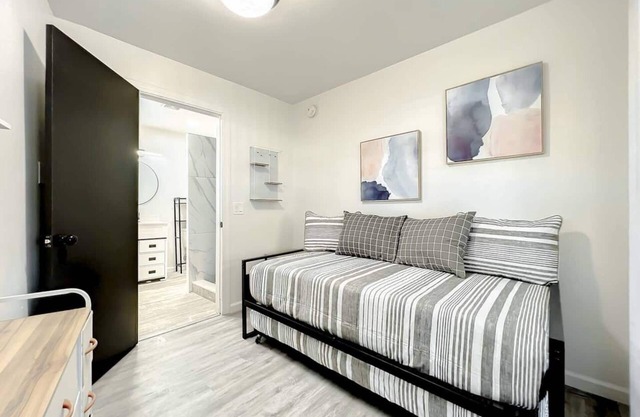 Family-Friendly 2BR Wi-Fi + Pets Near Disney