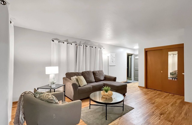 Family Friendly 3 BR 2 Bath Duplex Sleeps 9!