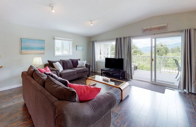 Family friendly lake home w/ full kitchen, a large yard, & furnished deck