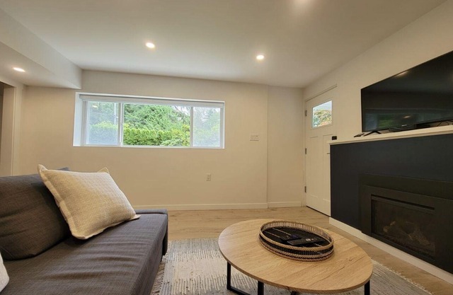 Family friendly Modern Garden Suite in Lynn Valley