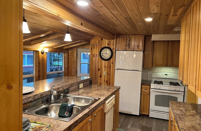 Family Friendly Cabin Just Steps Away From Priest Lake