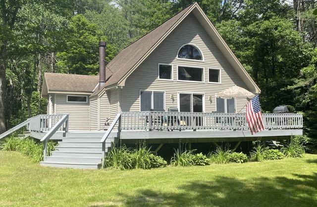 Family Friendly Cozy Country Chalet - Close to skiing, hiking, kayaking, golf