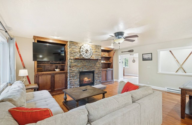 Family friendly house in Many Lakes with Hot Tub