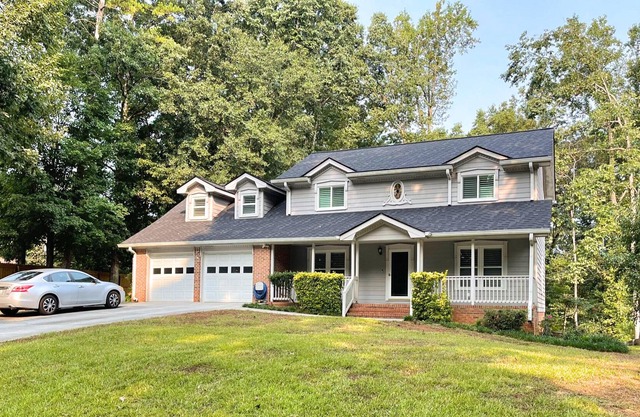 Family Friendly Luxury Retreat with Office & Entertainment: Attractions nearby!