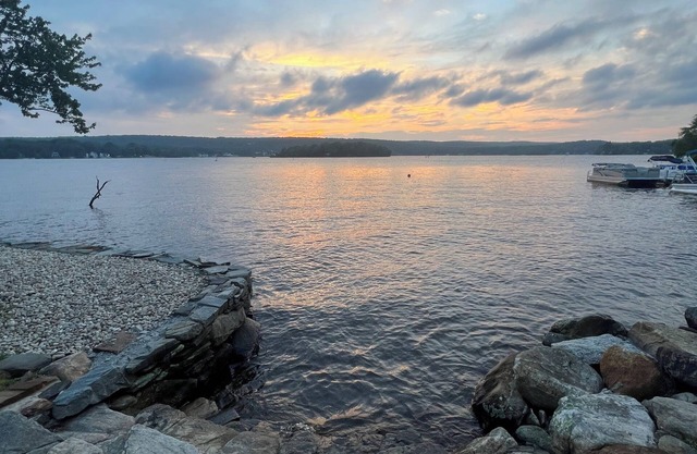 Family-Friendly Lakeside Cottage with Spectacular Sunset Views Pet-Friendly!