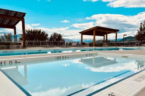 Family-friendly lake view Luxury condo with AC, pool, Hot tub, near winery and shopping center