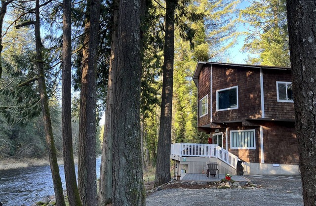 Family Friendly Riverfront Retreat close to PDX with Hot Tub