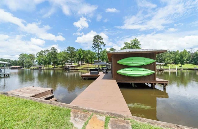 Family-Friendly, Sleeps 6, Kayaks, + More!