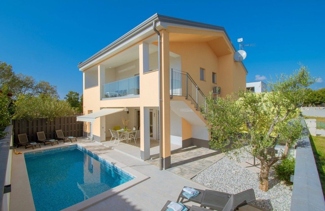 Family-friendly villa with a private pool in Barbariga