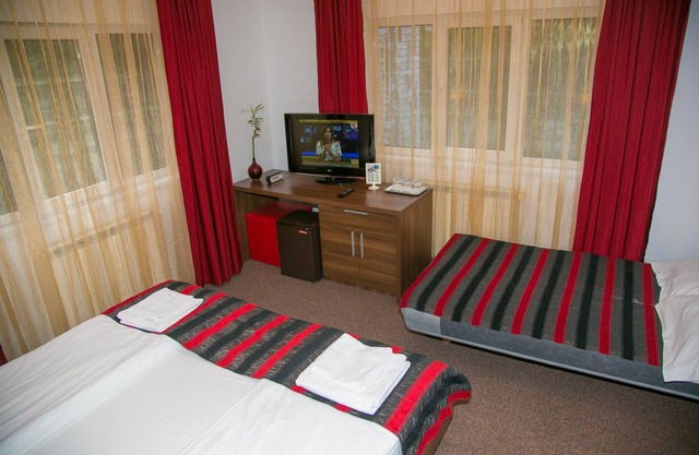 Family friendly villa, restaurant, playgrounds, large yard, ski resort