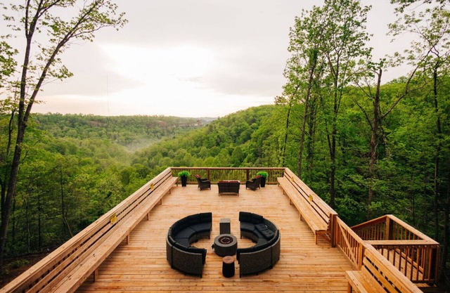 Family & Friends Retreat | HotTub | Views | Arcade