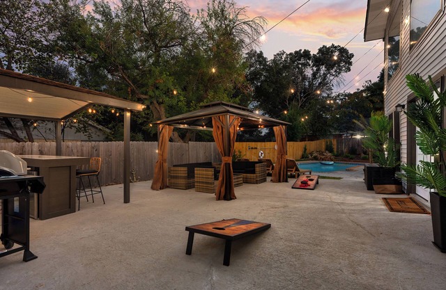 Family Fun Oasis ~ Heated Pool ~ Hot Tub ~ Game Room ~ Outdoor Bar ~ Fire Pit