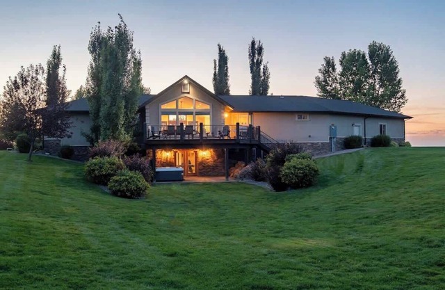 Family Fun: Theater, Hot Tub, Pickleball, Games