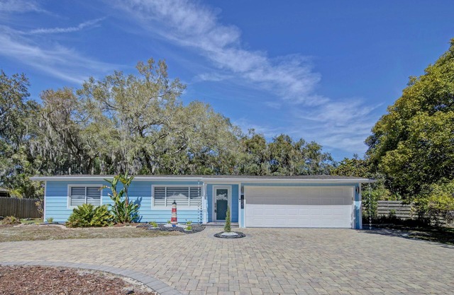 Family getaway 5 miles to Siesta Beach. Heated private Pool, bicycles.Sleep 10.