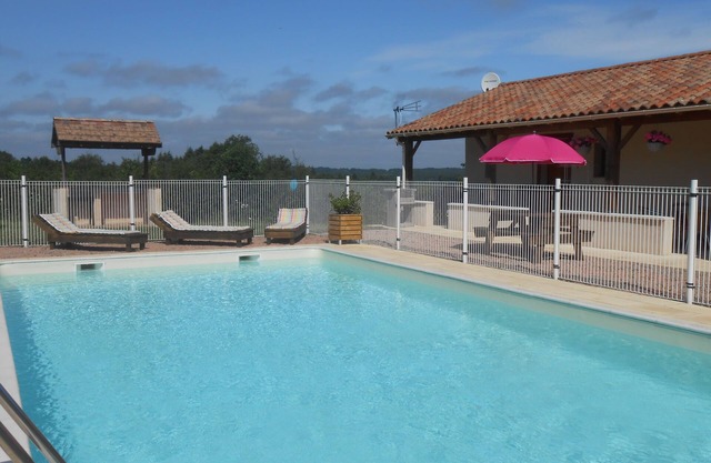 Family gîte Gerbera in the Dordogne, with swimming pool & magnificent view