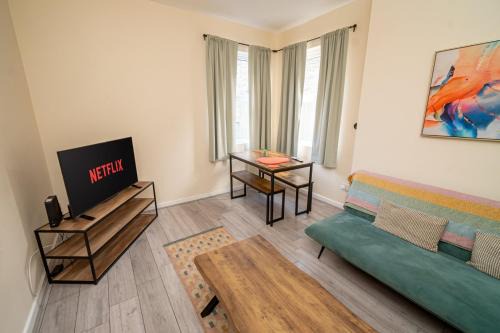 Family & Group Stay – 5-Bed Home, Parking